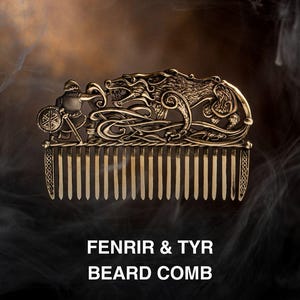 Puede incluir: Un peine de barba de color bronce con un diseño vikingo detallado. El peine presenta una figura de guerrero, un lobo y patrones intrincados. El texto "FENRIR & TYR BEARD COMB" se muestra debajo.