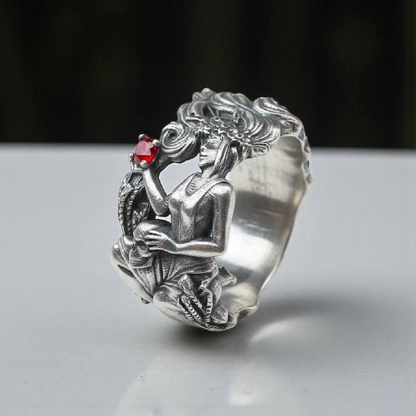 Anillo de plata de ley con granate y la imagen de Perséfone, diosa griega, hecho a mano.