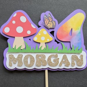 Geburtstags-Kuchenstecker mit Schmetterling, Pilz-Motiv. Personalisierter Geburtstag Cake Topper mit Namen und Alter. Pilz-Geburtstagstorte