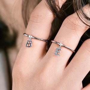 Anillo de oro de 14 quilates con inicial y delicado colgante de diamantes redondos de 0,02 quilates, anillo de letras apilable con diamantes de talla redonda, regalo personalizado