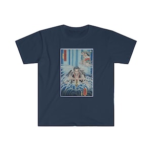 Puede incluir: Una camiseta azul marino con un estampado japonés vintage en madera de un hombre en un mar arremolinado. La impresión es en tonos de azul, rojo y blanco.