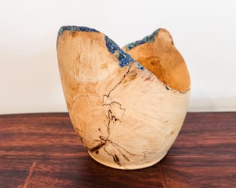 Cuenco de madera de jacaranda, borde natural con detalles de incrustaciones de turquesa y lapislázuli, hecho a mano en Hawái.