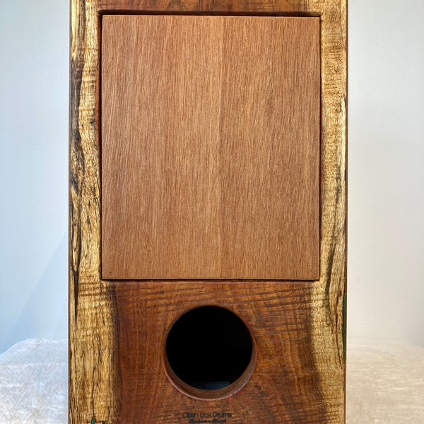 Cajon en bois de koa fait à la main avec incrustation turquoise, fabriqué à Hawaii par l’artiste et musicien professionnel Llosh Winne