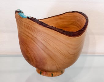 Cuenco de madera de ciprés torneado a mano: borde natural, incrustaciones de turquesa, arte hawaiano