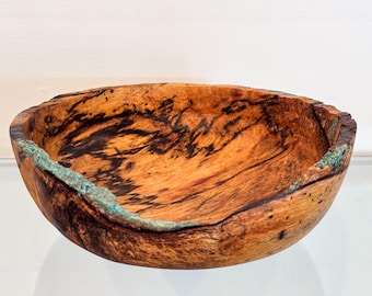 Cuenco mediano de madera de tamarindo con borde natural jaspeado y incrustaciones de piedras preciosas turquesas, hecho a mano en Hawái por Llosh Winne