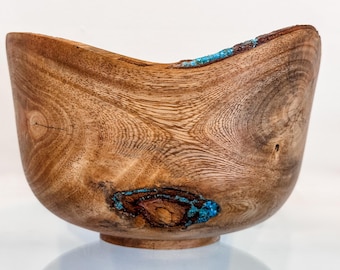 Cuenco artesanal de madera de baniano con incrustaciones de turquesa