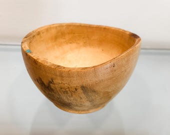 Cuenco de madera de tamarindo hecho a mano: incrustaciones de turquesa, borde natural y decoración hawaiana.