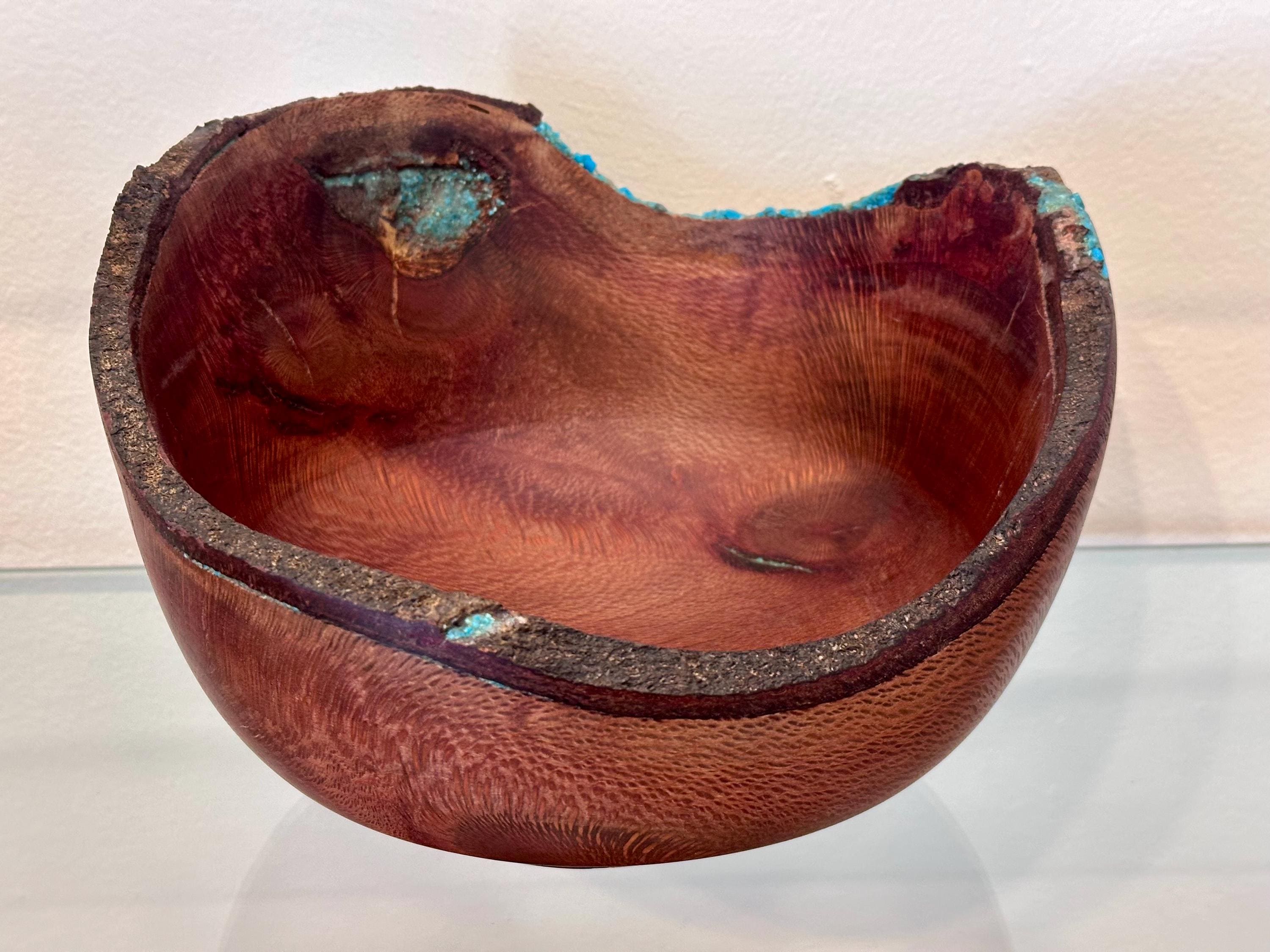 ナチュラルエッジの職人技が光るマカダミアナッツウッドボウル。樹皮の