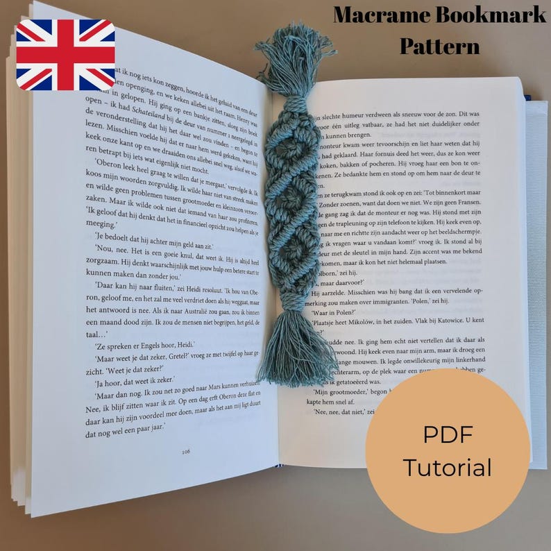 K&ouml;nnte beinhalten: T&uuml;rkis-farbener Makramee-Lesezeichen mit Rautenmuster und Quaste in einem Buch. Der Text "Macrame Bookmark Pattern" und "PDF Tutorial" sind sichtbar.