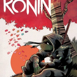 Può includere: Copertina del fumetto Teenage Mutant Ninja Turtles con il titolo "The Last Ronin". L'illustrazione della copertina raffigura una sola tartaruga ninja incappucciata seduta in una posa contemplativa su uno sfondo di tramonto rosso e arancione.