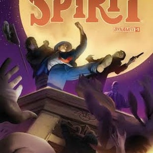 Puede incluir: La portada del cómic The Spirit presenta un fondo azul oscuro con una gran luna amarilla. El título "Will Eisner's The Spirit" está escrito en letras rojas y amarillas. Un hombre con una camisa azul y pantalones vaqueros está saltando en el aire, mientras que otras figuras están en el fondo.