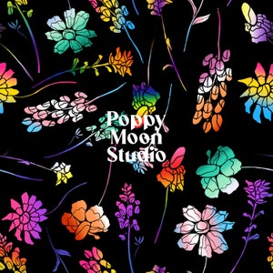 Może przedstawiać: Kolorowy wzór kwiatowy w tęczowych kolorach. Wzór przedstawia różne kwiaty, w tym maki, lilie i stokrotki. Tekst "Poppy Moon Studio" znajduje się w środku obrazu.