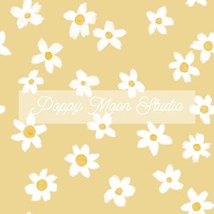 Könnte beinhalten: Ein nahtloses Muster mit weißen Gänseblümchen mit gelben Zentren auf hellgelbem Hintergrund. Der Text "Poppy Moon Studio" ist mittig im Muster platziert.