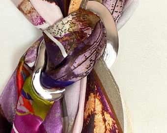 Anillo para chal de forma orgánica en tono plateado, cierre deslizante grande para bufanda