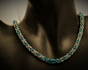 Discover our custom-made Byzantine chain for a Celtic touch.