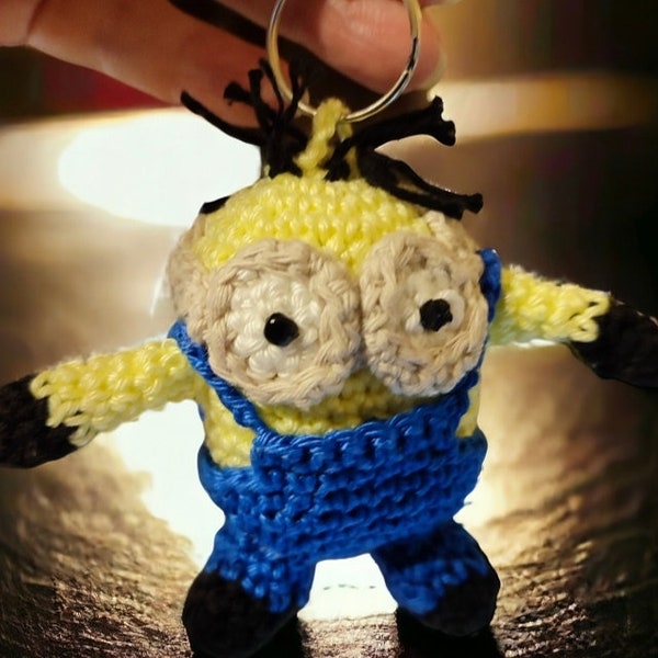 Schlüsselanhänger, Taschenbaumler Minion, gehäkelt, Handarbeit