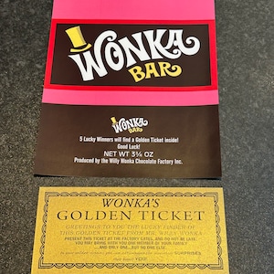 以下が含まれることがあります： 「Wonka's Golden Ticket」と書かれた金色のチケットと、ウィリー・ウォンカ氏からのメッセージ。チケットは黒い枠で囲まれ、装飾的なデザインが施されています。