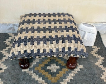 ハンドメイドキリムのフットスツール | ヴィンテージウールオットマン | ボヘミアン風トライバルフットレスト