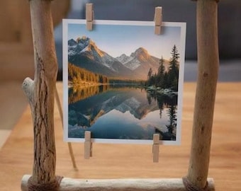 Marco de fotos hecho a mano con madera flotante en formato vertical.