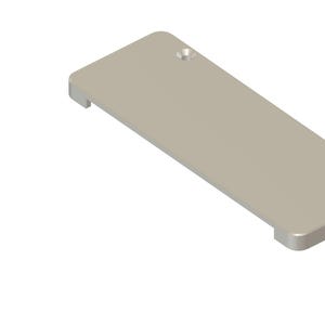 Puede incluir: Una placa rectangular de metal gris claro con bordes redondeados y dos pequeños agujeros. La placa tiene dos muescas en un extremo. El objeto está sobre un fondo blanco.