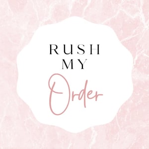 Könnte beinhalten: Weißer Kreis auf einem rosa Marmorhintergrund. Der Kreis enthält den Text "Rush My Order" in Schwarz und einen kursiv geschriebenen Text in Rosa.