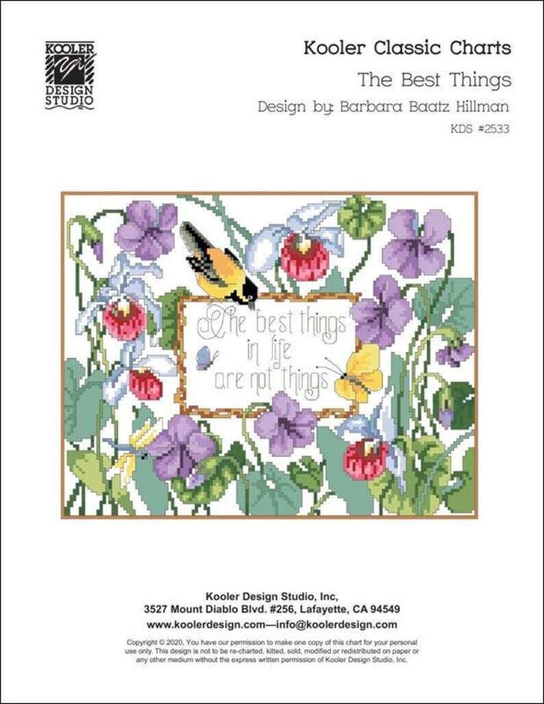 Puede incluir: Un gr&aacute;fico de punto de cruz de Kooler Design Studio titulado "The Best Things". El dise&ntilde;o presenta un arreglo floral con flores moradas, un p&aacute;jaro amarillo y la cita "The best things in life are not things."