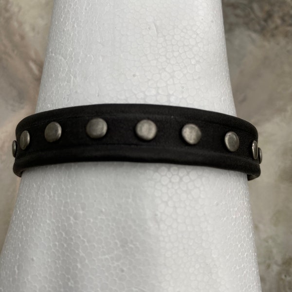 Schwarzes Lederarmband mit Gunmetalnieten, Unisexarmband, Nietenarmband, Gothicstyle, Statement,