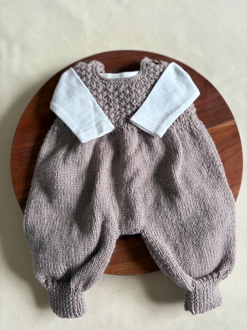 Strickanleitung: Latzhose Grössen Neugeborene-12 Monate 8fach DK (PDF Download) Bild 1