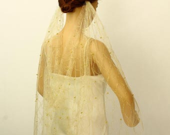 Velo bohemio vintage drapeado de tul color champán beige con perlas doradas brillantes
