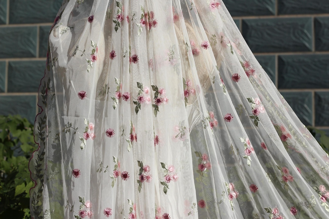 ピンクのワイルドフラワーブライダルベール、花の刺繍が施された花柄の