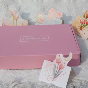 Embrulhe presentes, envie presentes lindamente embrulhados, escreva cartões de felicitações