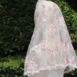 Velo católico con bordado floral y mantilla con borde de encaje