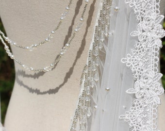 Cape de mariée en perles, collier dans le dos, voile drapée