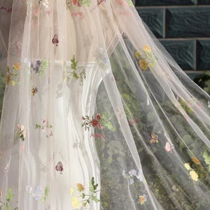 Flowered Wedding Veil,Floral Embroidered Veil Colourful,Wildflower Veil,Embroidered tulle flower Wedding veil,Unique bridal veil with flower