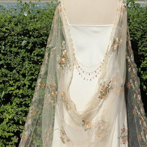 geblümter bestickter Umhang,,geblümter Schleier Umhang,Blumen Hochzeit Umhang, Stickerei Hochzeit Umhang Blumen,Wildblumen Umhang Hochzeit, Braut Umhang floral
