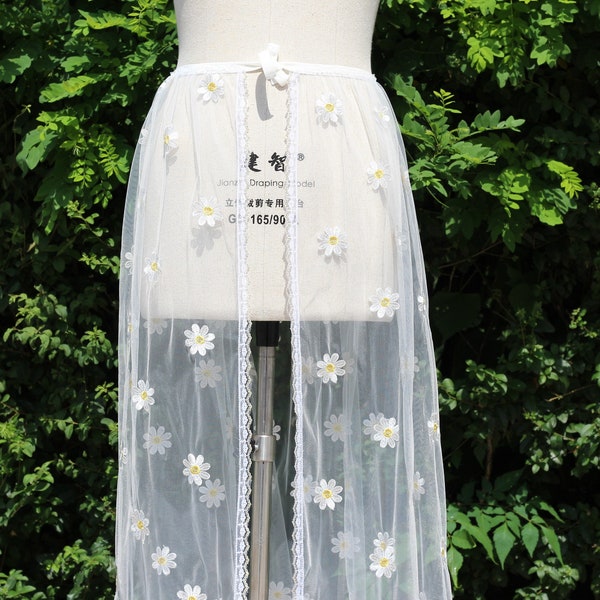 jupe maxi transparente brodée, surjupe florale, jupe en tulle brodée de fleurs, jupe en maille transparente blanche, ouverte sur le devant, jupe transparente