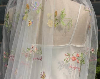 花柄ウェディングベール：刺繍の花と緑の葉、ガーデンベール