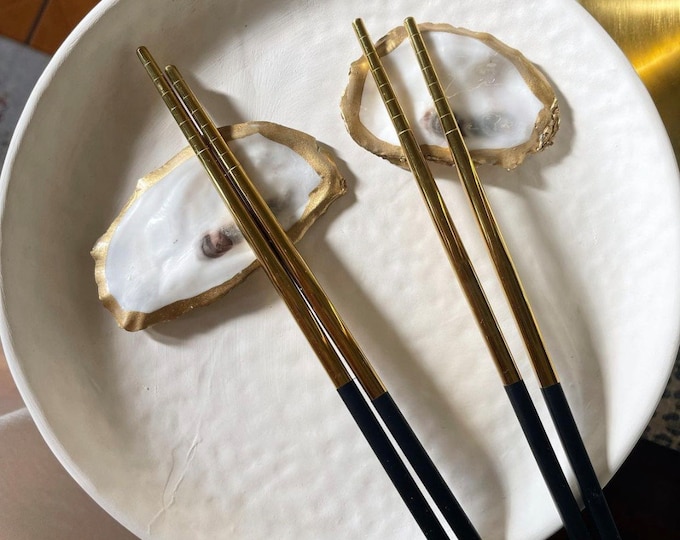 Oyster Chopstick Rest Set: Japanese Table Decor, Black Velvet Bag