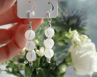 Boucles d'oreilles pendantes en jade blanc serties de fil d'argent sterling, faites main.
