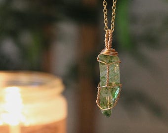 Collier pendentif en cristal, quartz vert clair, or, réalisé à la main avec du fil métallique.