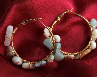 Boucles d'oreilles créoles artisanales en fil de fer et pierres précieuses, or, éclats de pierres précieuses