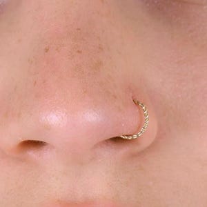 Gold Twist Nasenring, glitzernd | Knorpel Ohrring | Twist-Muster | Helix, Lobe | Filigraner Ring, 20g | Tragen Sie alleine oder gestapelt | Geschenk