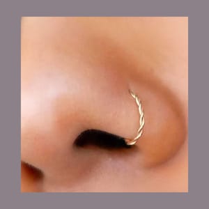 Goldfarbiger Nasenring, glitzernd | Knorpel Ohrring | Twist-Muster | Helix, Tragus, Lobe | Filigraner Ring, 20g | Tragen Sie alleine oder gestapelt | Geschenk