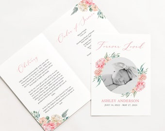 Op de afbeelding: Een witte kaart met roze bloemmotieven en een foto van een babymeisje. De kaart heeft de tekst "Forever Loved" en bevat de naam van de baby, Ashley Anderson, en de data 14 juli 2022 - 27 mei 2023.