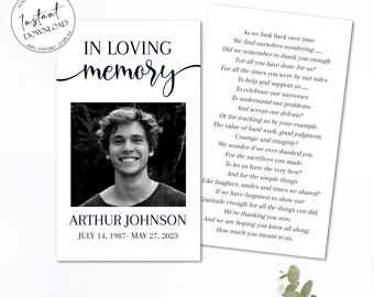 Op de afbeelding: Een zwart-wit fotoherdenkingskaart met een foto van een jonge man. De kaart heeft de tekst "In liefdevolle herinnering" en "Arthur Johnson, 14 juli 1987 - 27 mei 2023". De kaart bevat ook een gedicht over het herdenken van iemand die is overleden.
