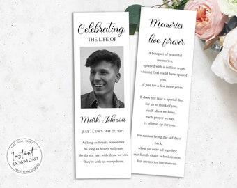 Może przedstawiać: Czarno-białe zdjęcie mężczyzny z uśmiechem. Zdjęcie znajduje się na białym zakładce z tekstem "Celebrating the life of Mark Johnson July 14, 1987 - May 27, 2021" i wierszem o pamięci o bliskich. Zakładka znajduje się obok białego zakładki z tekstem "Memories live forever" i wierszem o pamięci o bliskich.