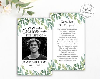 Op de afbeelding: Een herdenkingskaart met een zwart-witfoto van een man. De kaart heeft een groene, bladerige rand en de tekst "Celebrating the Life of James Williams 1987 - 2023". De andere kant van de kaart bevat een gedicht over het herdenken van iemand die is overleden.