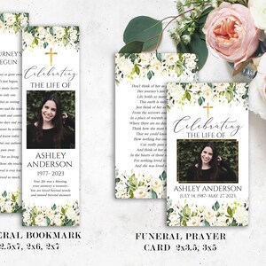 Pu&ograve; includere: Un segnalibro e una carta di preghiera funebri con fiori bianchi, una croce dorata e una foto di una donna. Il segnalibro ha il testo "Her Journey's Just Begun" e la carta di preghiera ha il testo "Celebrating the Life of Ashley Anderson".