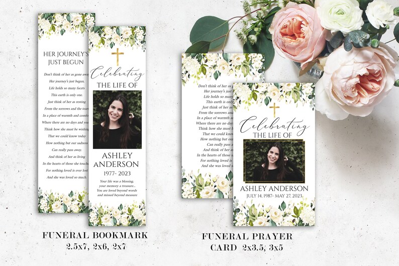 Pu&ograve; includere: Un segnalibro e una carta di preghiera funebri con fiori bianchi, una croce dorata e una foto di una donna. Il segnalibro ha il testo "Her Journey's Just Begun" e la carta di preghiera ha il testo "Celebrating the Life of Ashley Anderson".