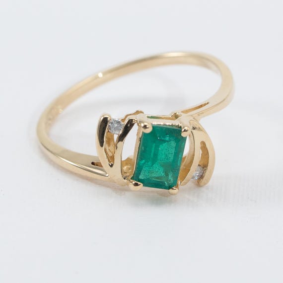 14k Emerald gemstone ring in yellow gold with diamond accents, Size 6.75